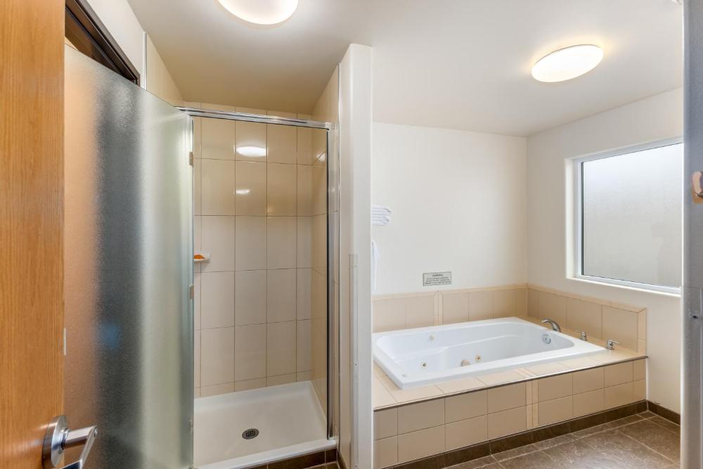 Deluxe Jacuzzi Two Queens interior