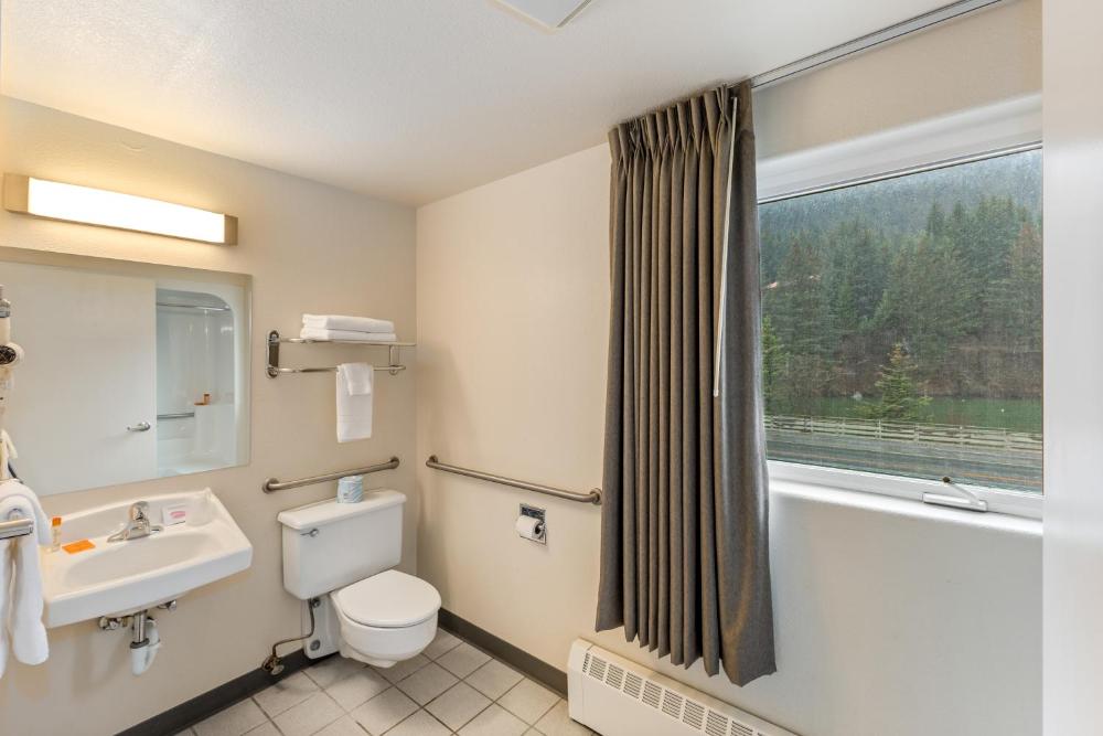 Deluxe Queen ADA Accessible interior